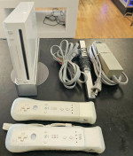 NINTENDO WII GAMING SYSTEM W/ TWO CONTROLLERS