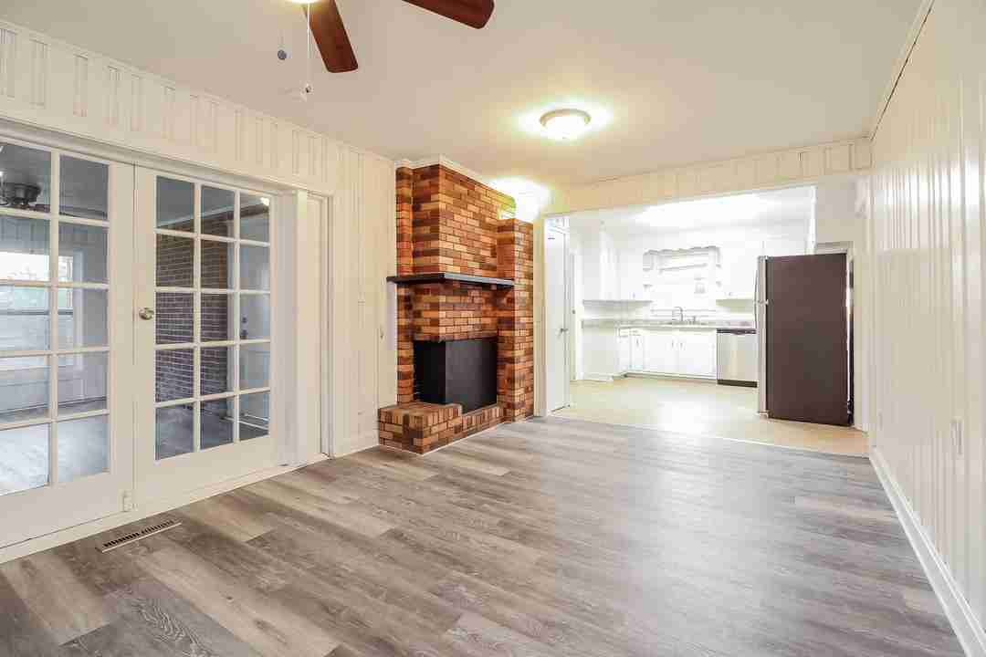 6 Bedroom 3.5 Bedroom Single Family Home For Rent