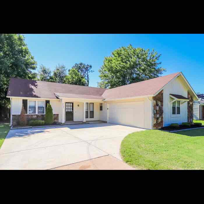 Charming 3bedrooms house available and affordable