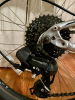 Specialized Hotrock 24 8-speed kids mountain bike in excellent condition