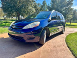 2006 Toyota Sienna LE minivan in blue with leather seats and tinted windows, perfect for families.
