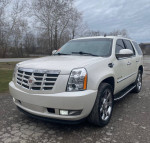 Front view of a 2007 Cadillac Escalade with chrome wheels and clear headlights, ready for sale.