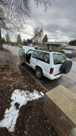 1993 Oldsmobile Bravada SUV for sale, white exterior, good condition, AWD, winter tires, 165500 miles.